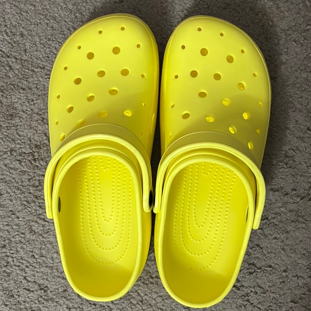 Clogs 11 in Women’s, 9 in Men’s💛